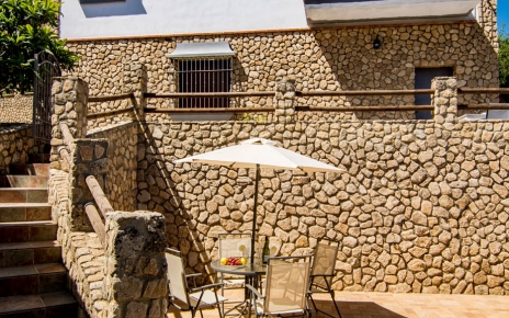 La piscina tiene una valla